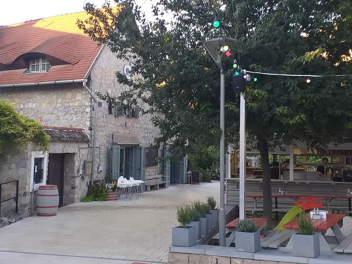 Galeria Villa Veszprém Екстериор снимка